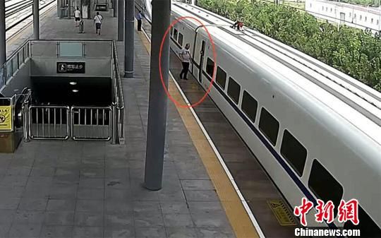 车站的视频监控画面.西铁警方供图