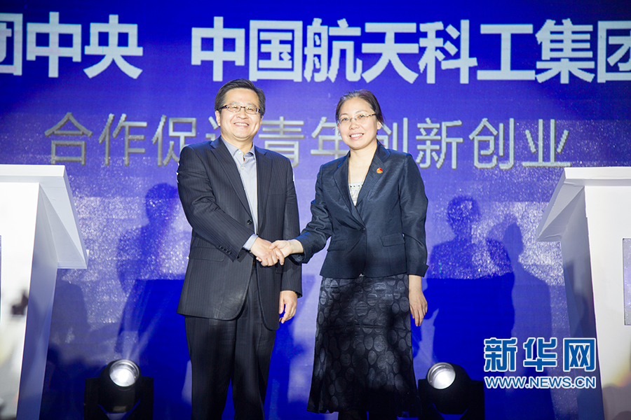 汪鸿雁(右)与航天科工集团党组副书记,副总经理方向明签订合作协议