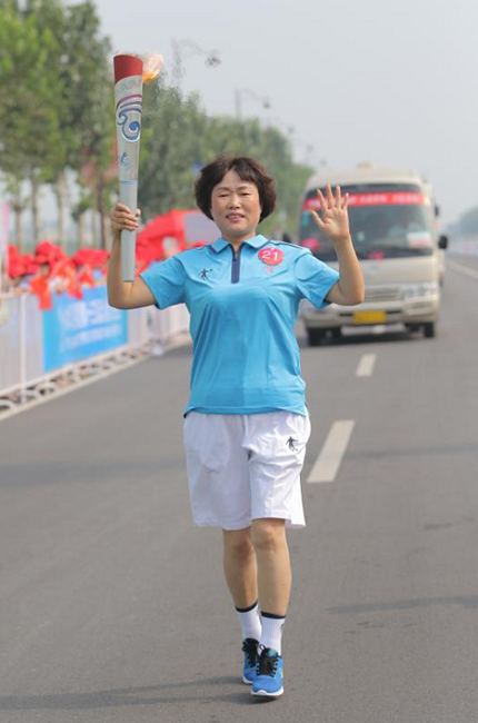 陕西黄陵火炬手杨玉梅参加天津全运会火炬传递
