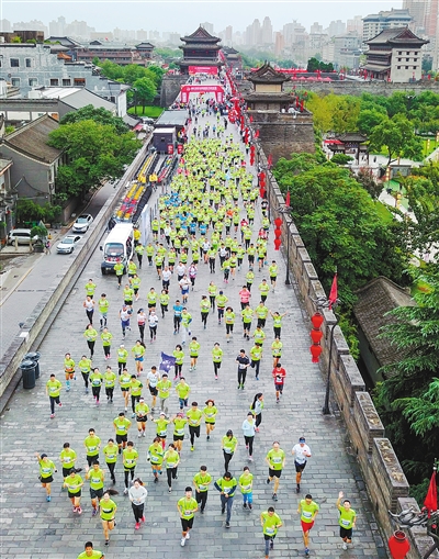 西安城墙国际马拉松赛火热开跑
