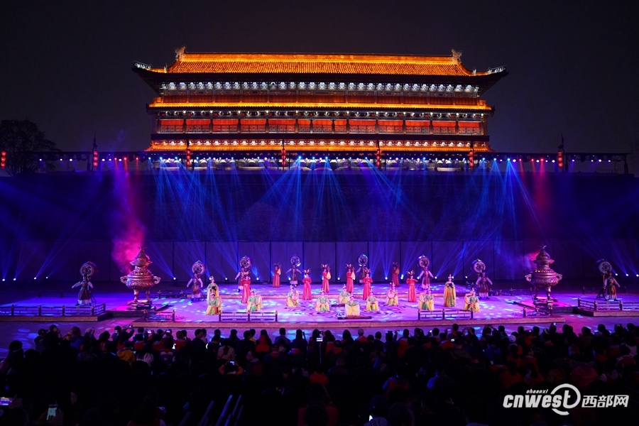 伴随着欢声笑语和惊叹声,《梦长安》大型实景文化演出10月13日在西安