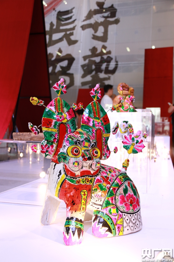 "手艺长安"展上的陕西凤翔泥塑《坐虎》