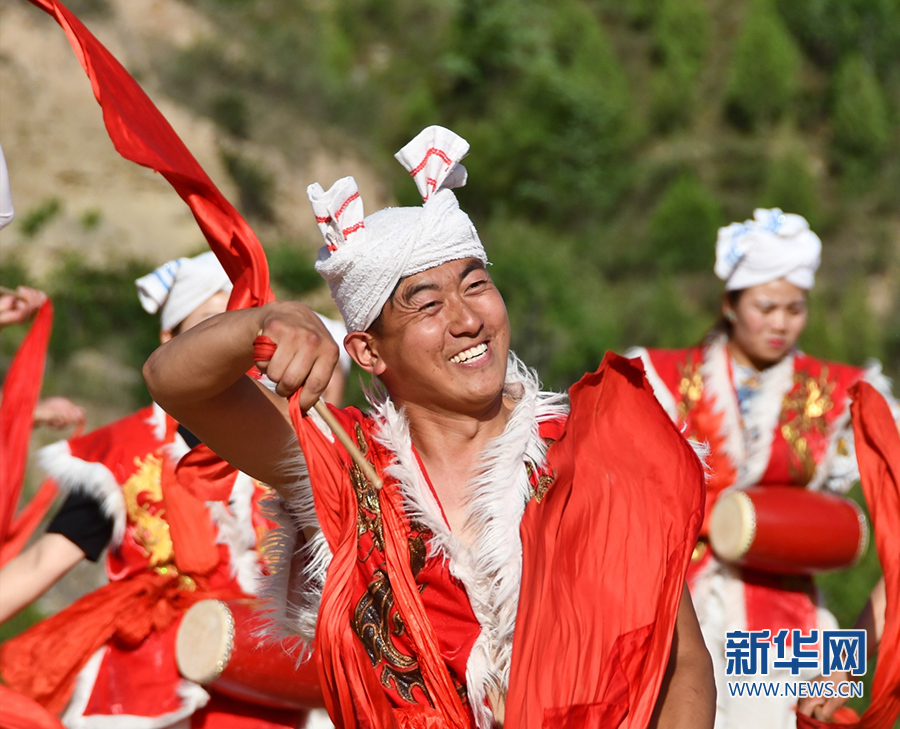 腰鼓百面如春雷 打彻脱贫花自开