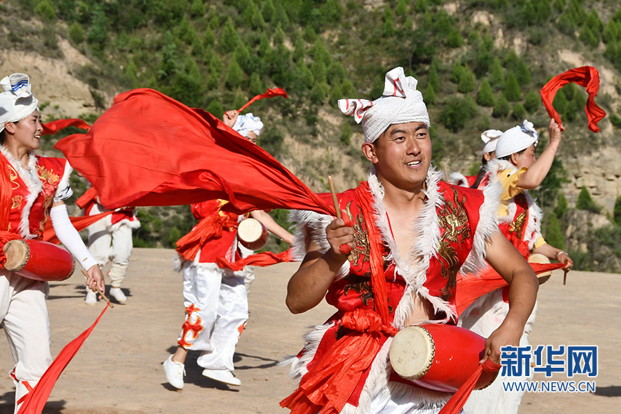 王毅正在打腰鼓.新华社记者 张斌摄