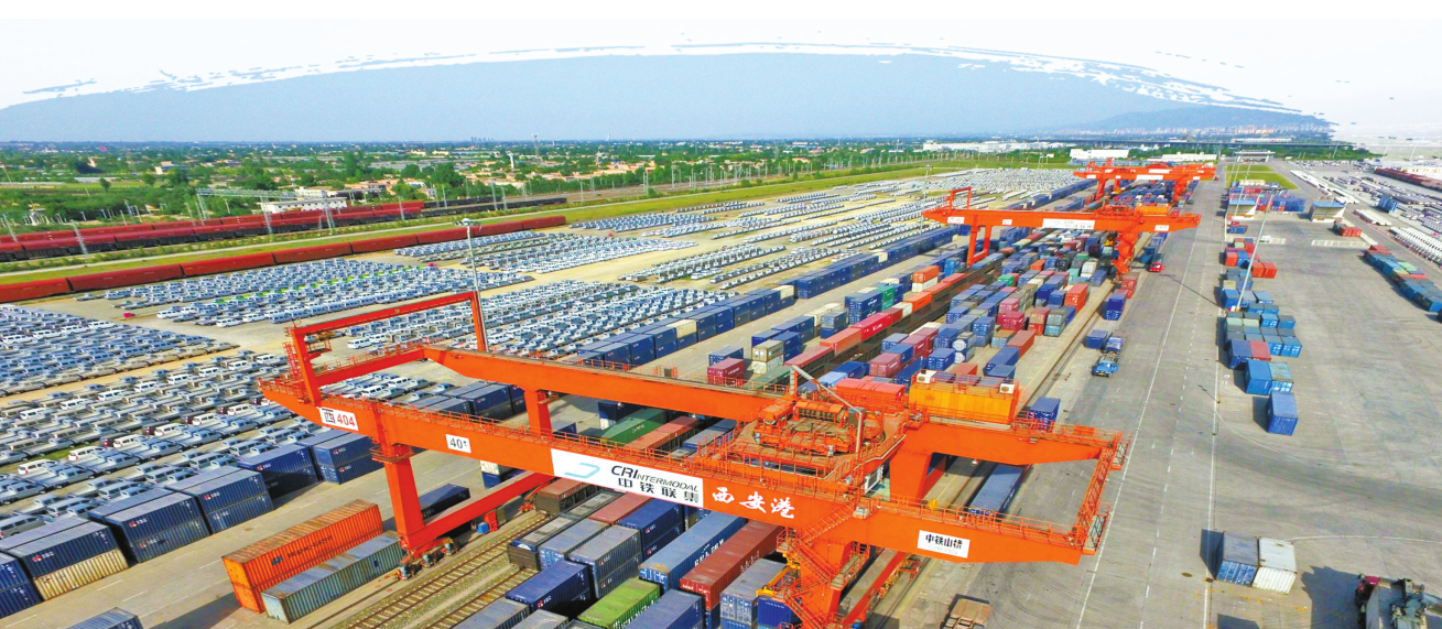 西安国际港务区集装箱码头. 记者 刘强摄