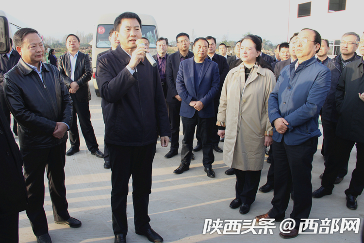 陕西省副省长,宝鸡市委书记徐启方带队观摩宝鸡市重点项目.