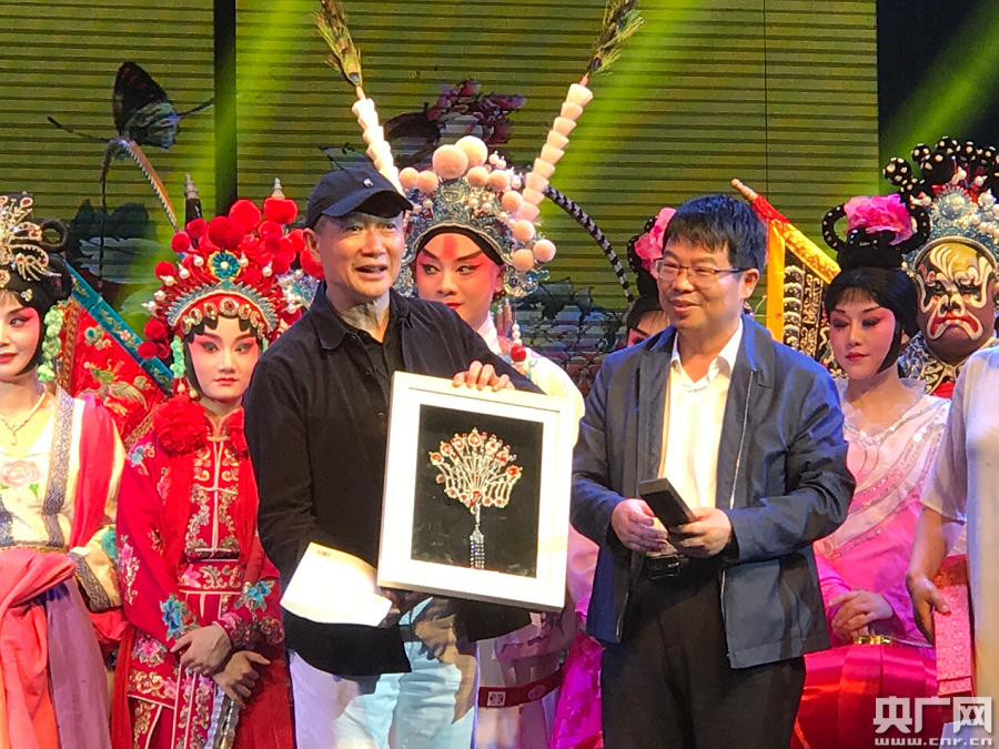 西安市委常委,宣传部部长张琳(右一)向谭盾(左一)赠送礼物 央广见习