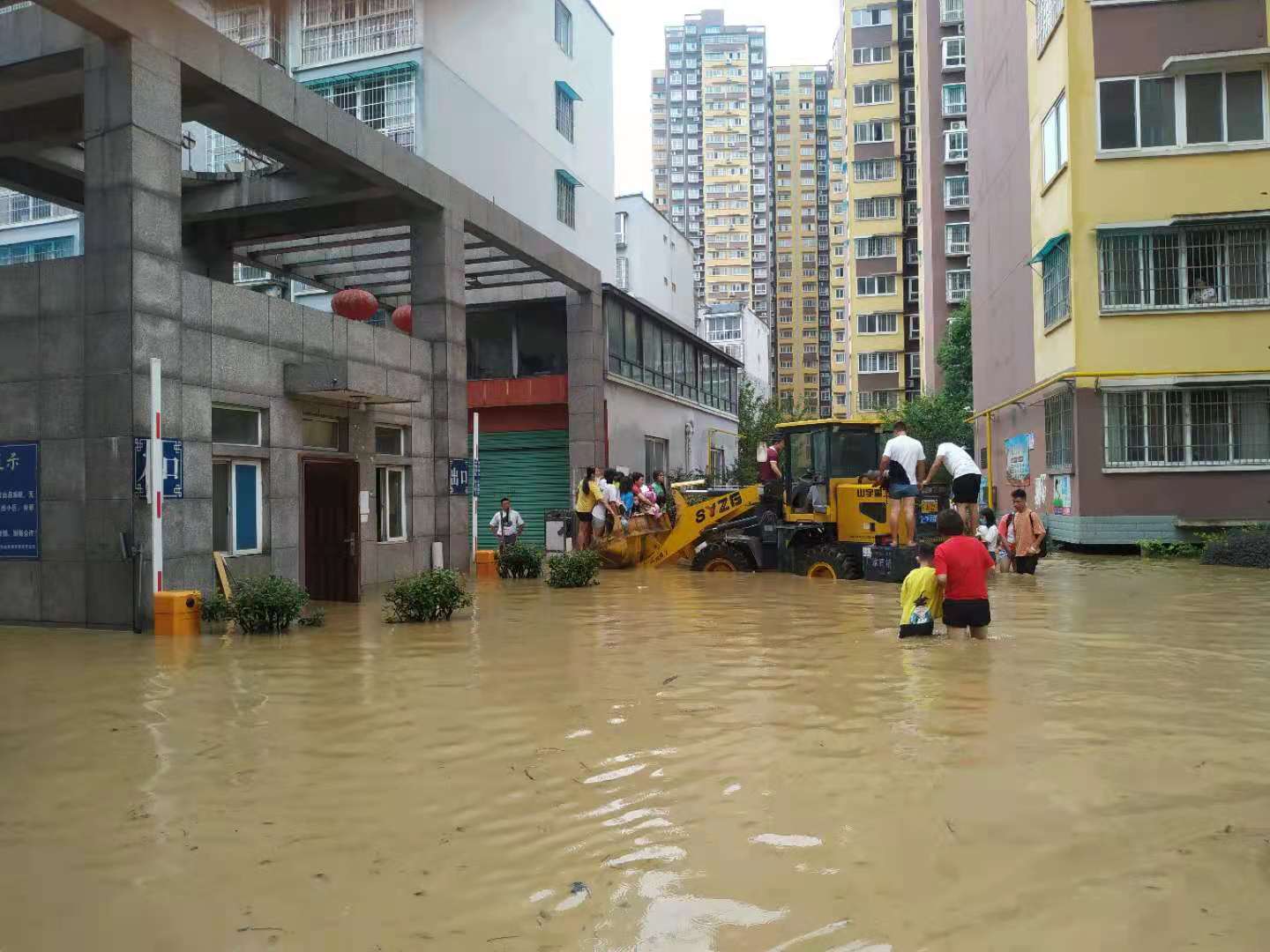 陕西多地突降大暴雨 汉中勉县县城中心区内涝严重