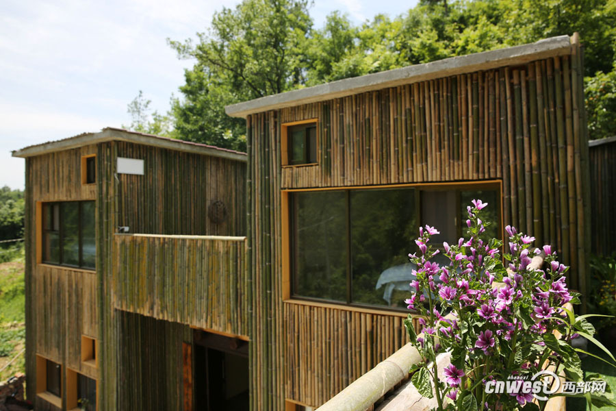 土房子外墙用竹子装饰,这样的竹楼看着很漂亮.