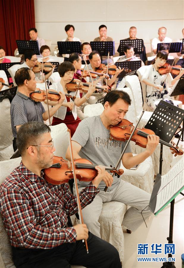 6月6日,咸阳爱乐乐团成员在排练.