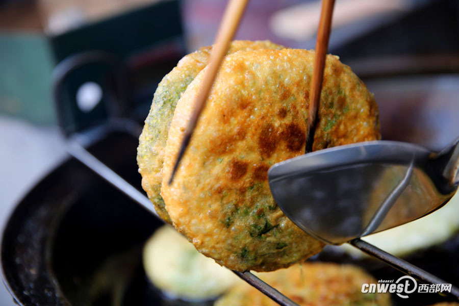 炸熟后捞出来用筷子扎一个眼,让吸到菜盒里的油流出来一些.