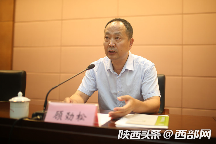 省文化厅副厅长顾劲松介绍"2018年青年汉学家研修计划(西安班)"相关