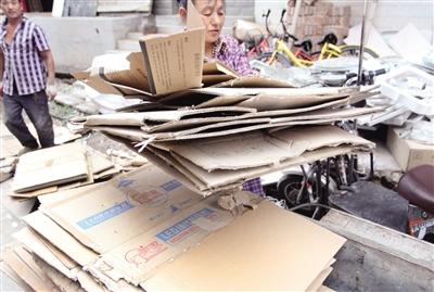 卖废品;年轻人也加入卖废纸行列…这一切只因近期废纸成了"香饽饽"