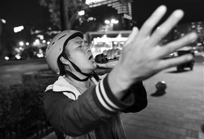 白天送外卖 晚上当歌手 这个外卖小哥有一个音乐梦