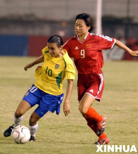 11月24日,中国队球员高燕(左)在 2004年女足世青赛半决赛中,与巴西队