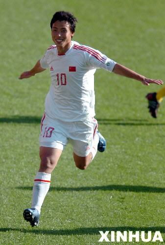 &nbsp;6月14日,中国队20号球员崔鹏(前)突破乌克兰队14号球员阿尔扎诺
