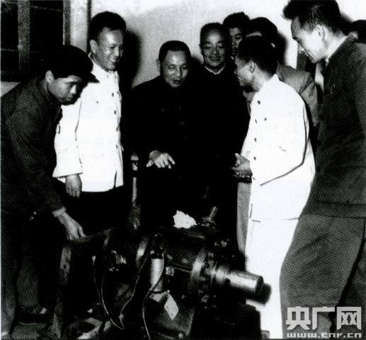 老照片中的伟人身影 1958年邓小平同志视察天津大学影像记录