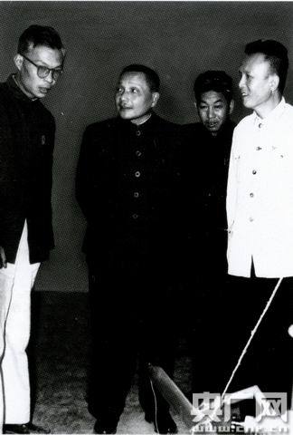 老照片中的伟人身影 1958年邓小平同志视察天津大学影像记录