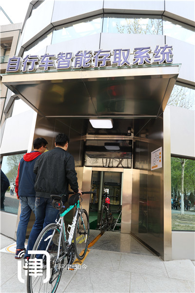 立体自行车库!巧用垂直空间给共享单车"安家"_央广网