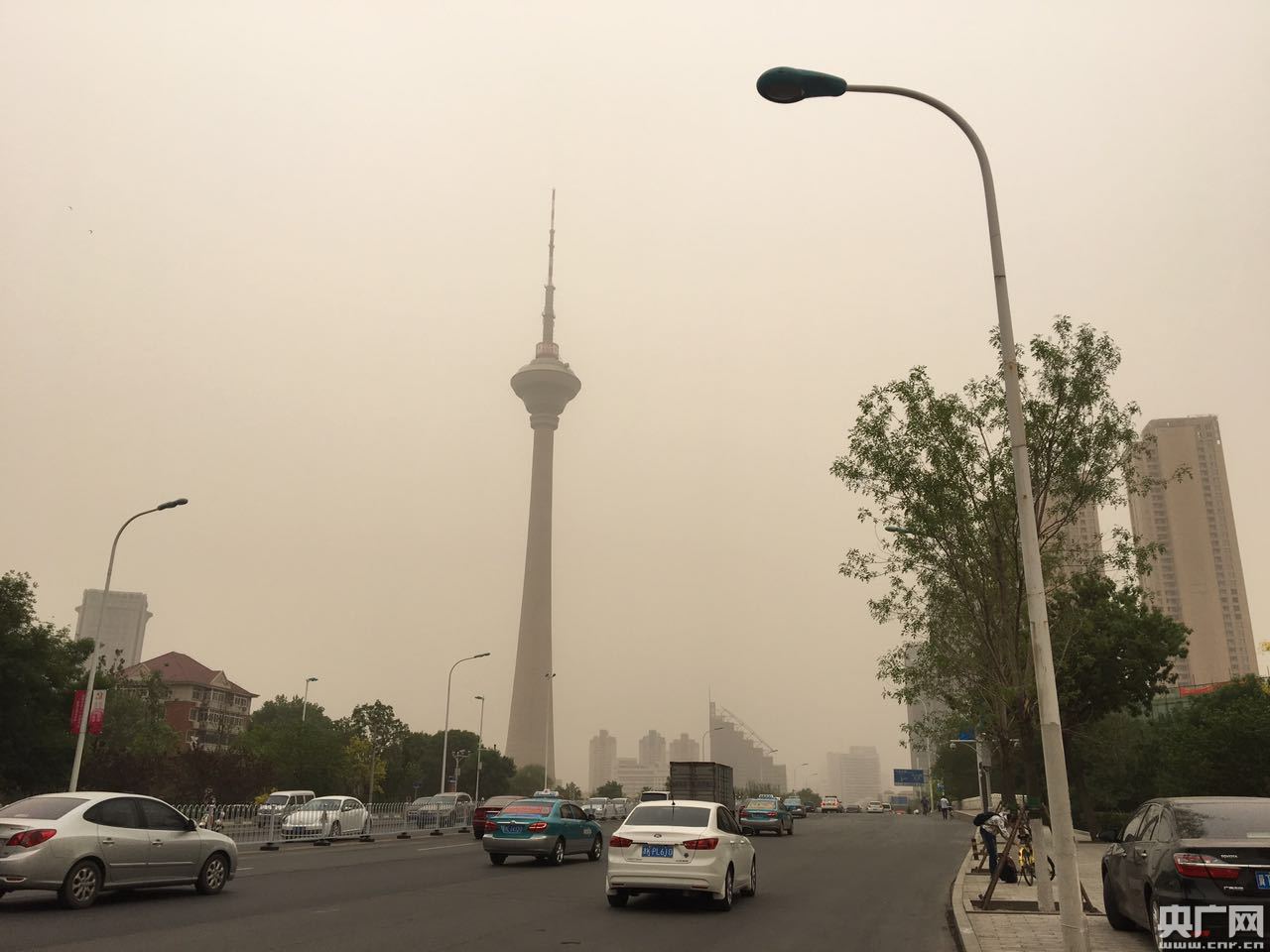 紧急预警！局地强沙尘暴！沙尘持续……网友刚刚拍到，天津“实景大片”！_手机新浪网