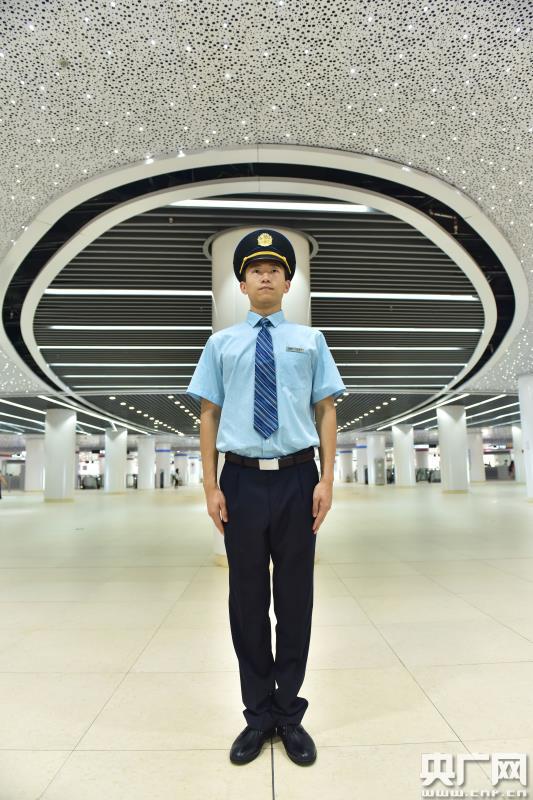 天津轨道交通运营服务人员更换新装迎全运