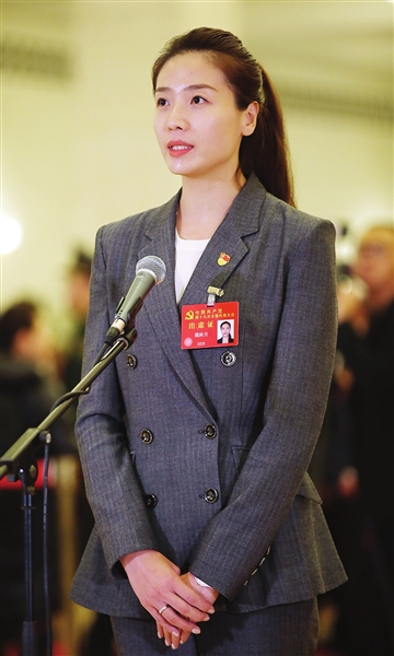 今日天津  "大家好,我是前中国女排运动员魏秋月,很开心来到这里.