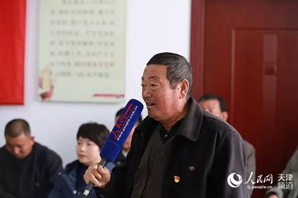 静海区梁头镇后邓村村民王宝树提问.孙晓川/摄