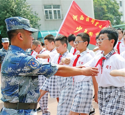 新学期伊始,河西区同望小学少年军校成立,全校学生展开军训.