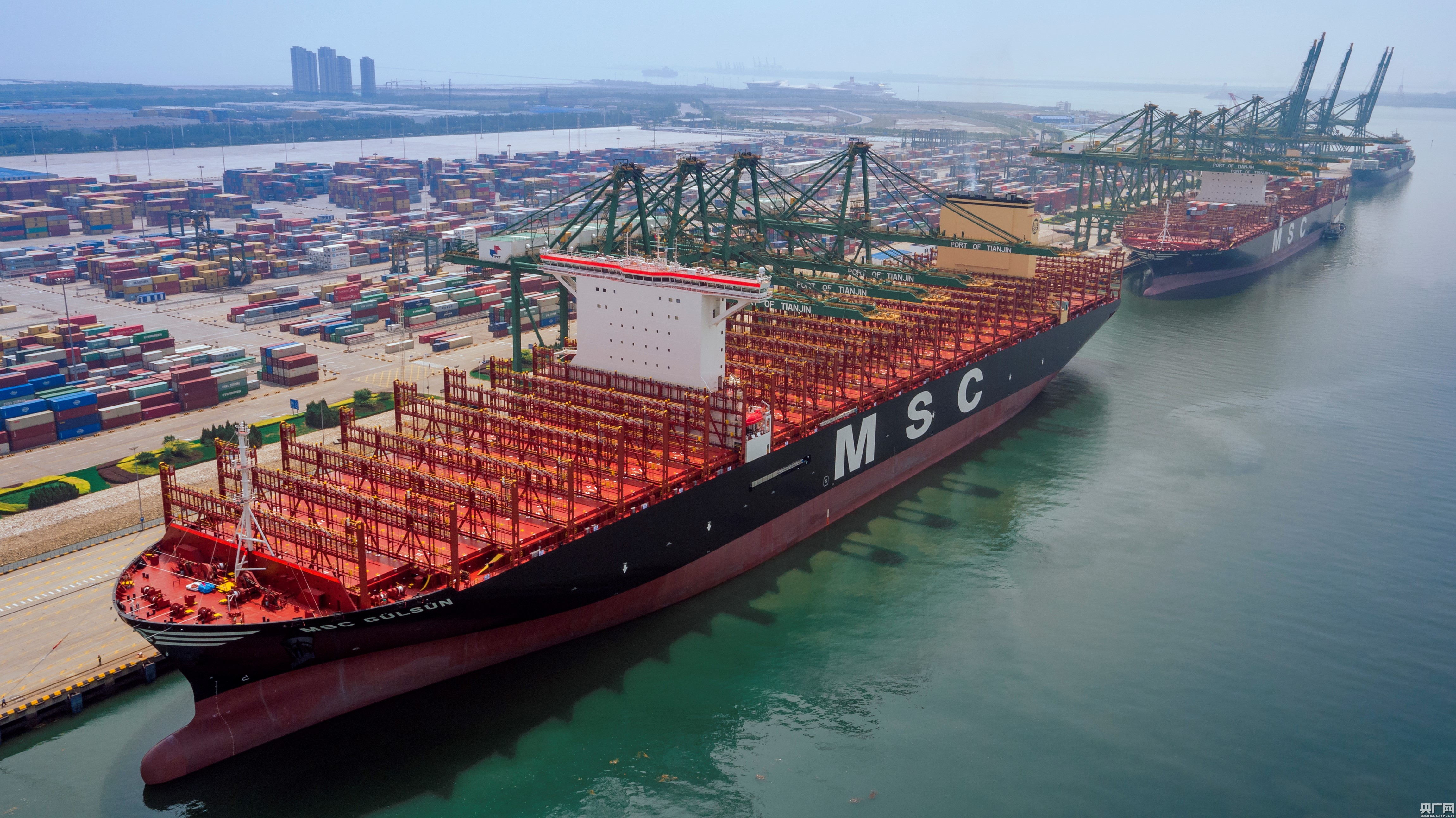 世界最大集装箱船在天津港首航