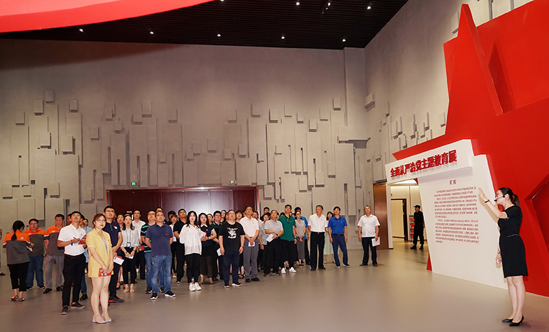 天津市60余家社会组织党组织负责人参观全面从严治党主题教育展