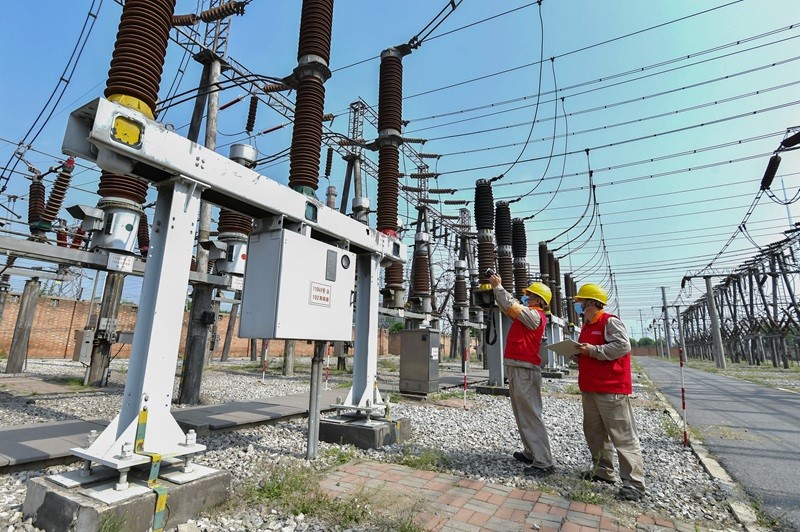 电力工作人员正在检修(央广网发 国网天津电力供图)