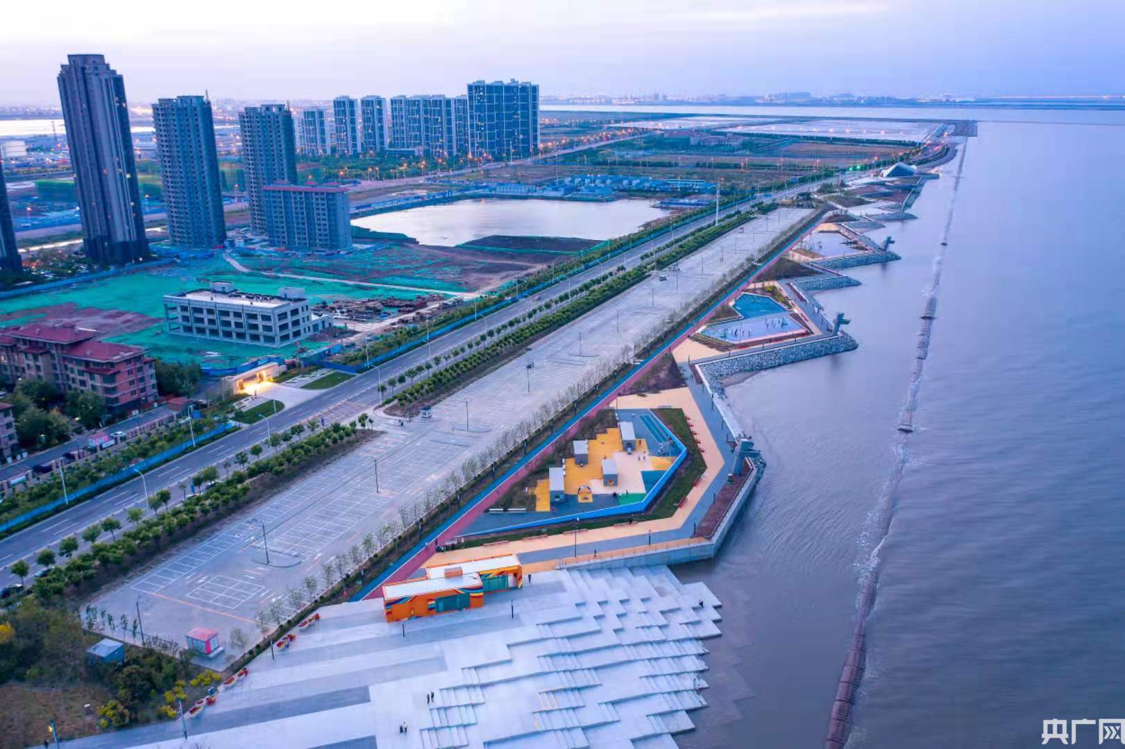 近年来,天津东疆港积极加强海洋环境保护,优化海域治理模式,努力为