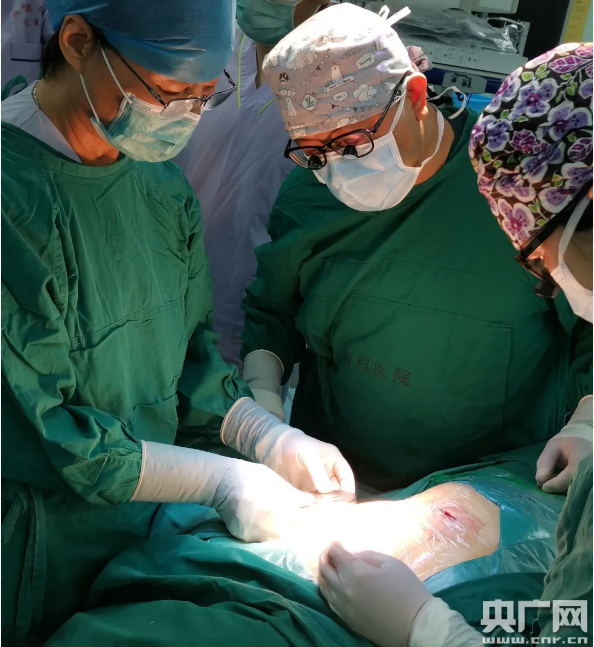 手术过程中(央广网发 院方供图)