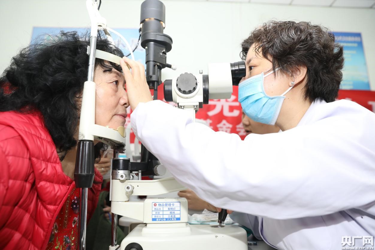 天津医大总医院眼科专家义诊 青光眼筛查服务进社区