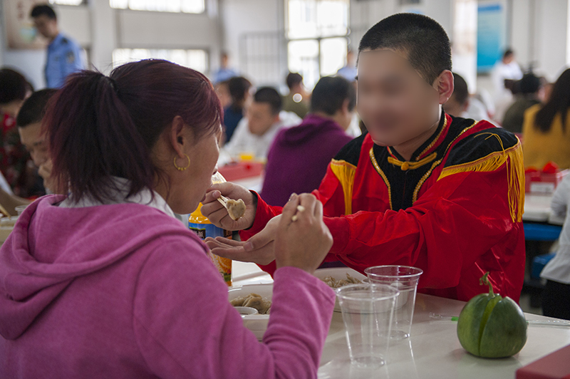 "感恩母亲 与爱同行"——未管所里的母亲节