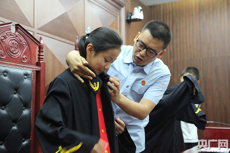 穿法袍敲法槌 "小法官"感受法院文化