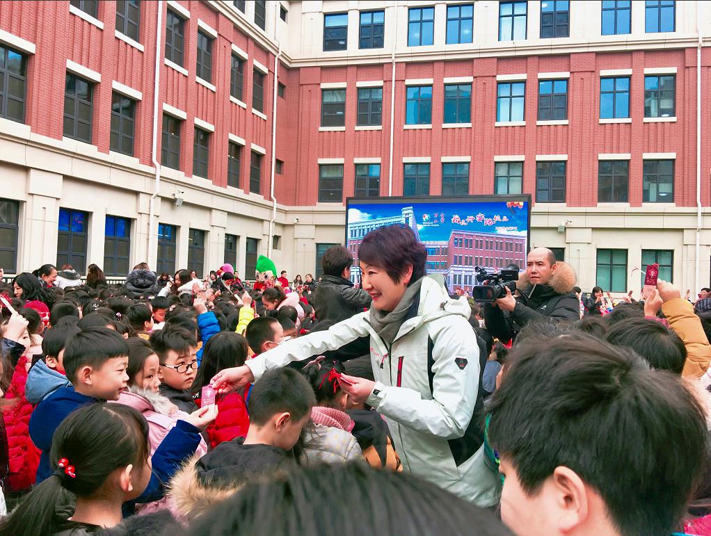 万全小学校长赵岩为大家送上新年寄语.(央广网发 校方供图)