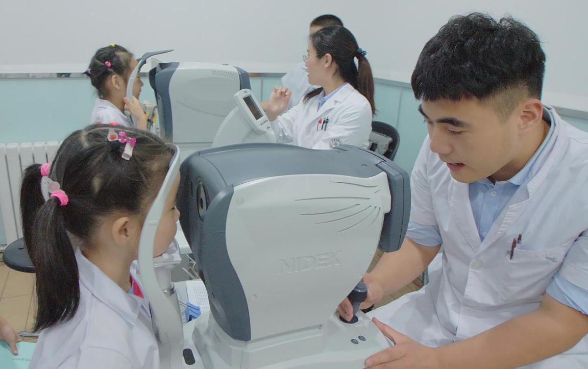 自己动手验光配镜小小视光师走进天津市眼科医院