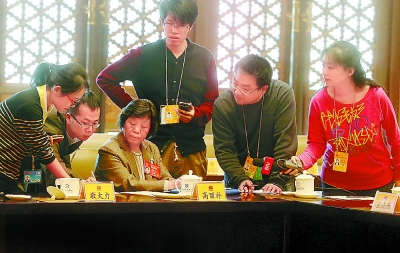 全国人大代表,武警北京总队党委书记,政治委员刘振所少将在北京代表