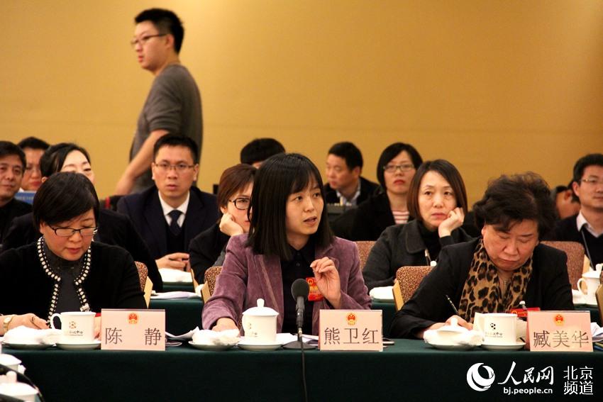 东城区人大代表,建国门社区卫生服务中心主任熊卫红发言.