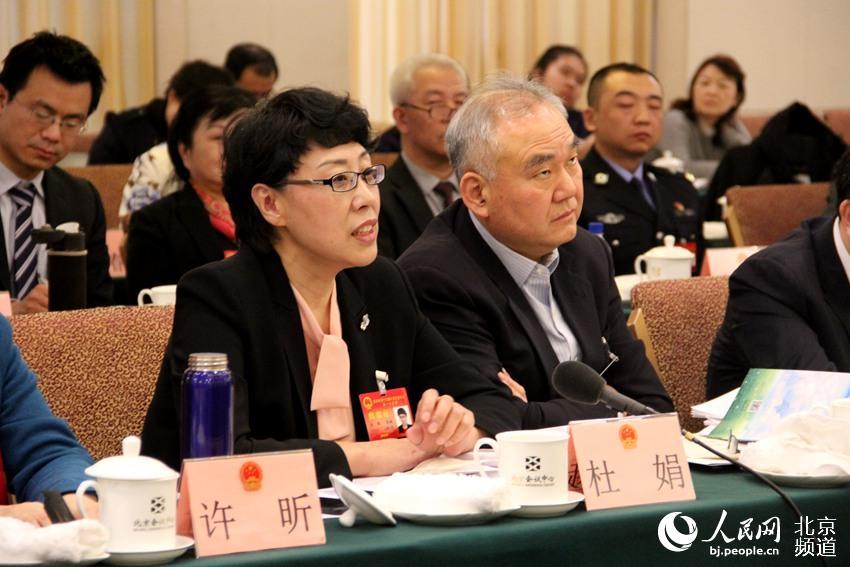 东城区人大代表,龙潭街道工委书记杜娟发言.人民网孟竹 摄