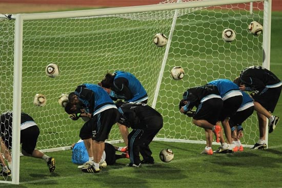 臀部挡球"螳臂当车"