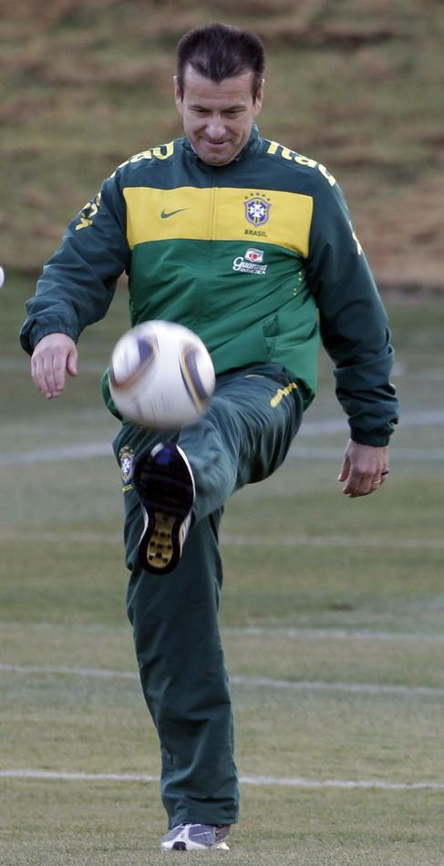 巴西队训练备战1/4决赛 卡卡显童真