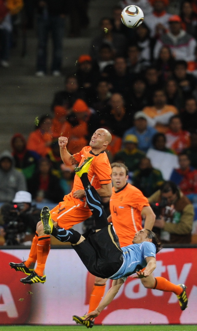 乌拉圭后卫倒钩踢人引冲突