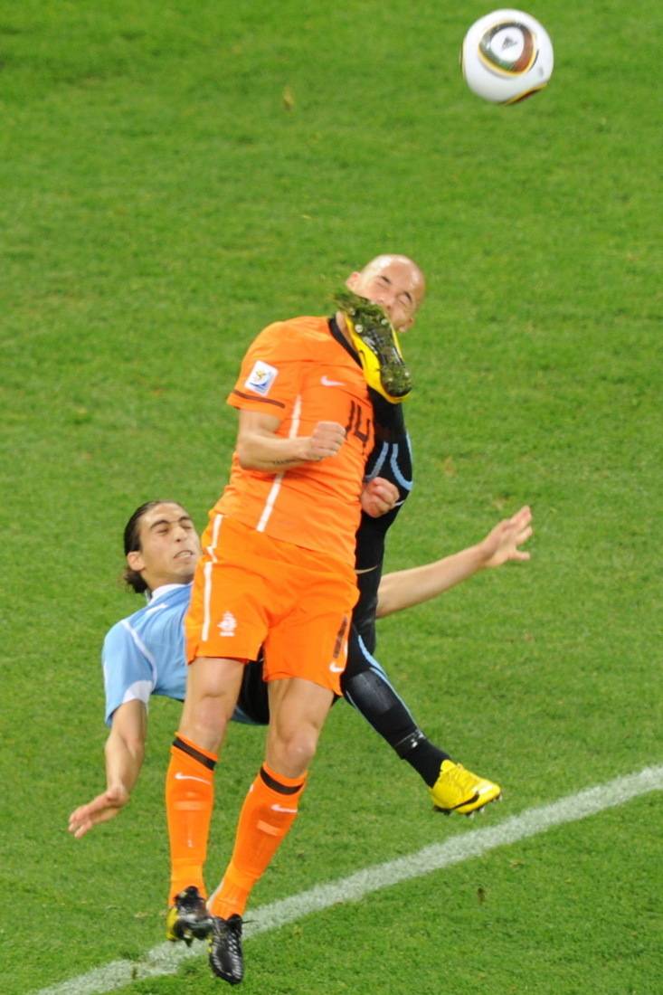 乌拉圭后卫倒钩踢人引冲突