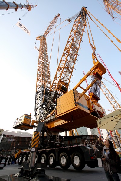 徐工重型重磅推出千吨级桁架臂起重机