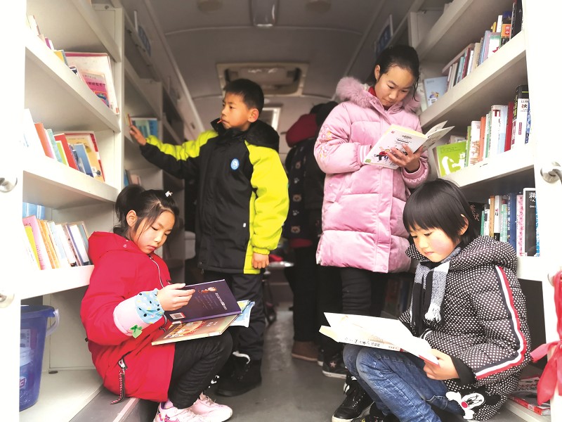 十堰市图书馆"流动图书车"开进丹江口市凉水河镇