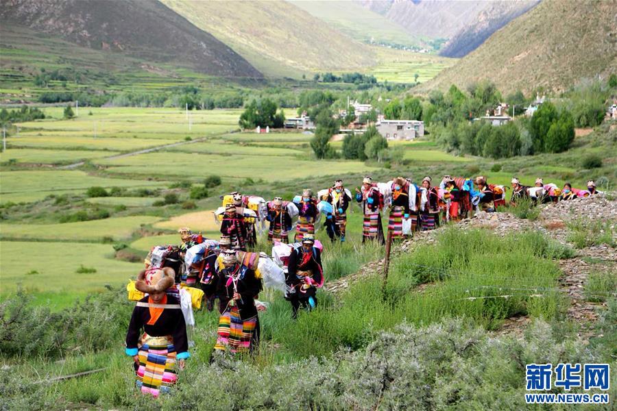 西藏农民欢度"望果节"祈盼丰收
