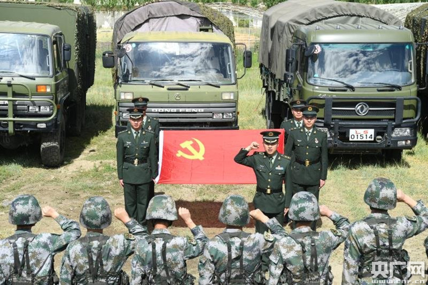 西藏军区某部队组织官兵重温入党誓词