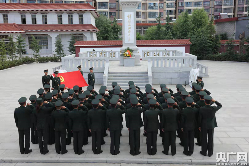 西藏军区某部队组织官兵重温入党誓词